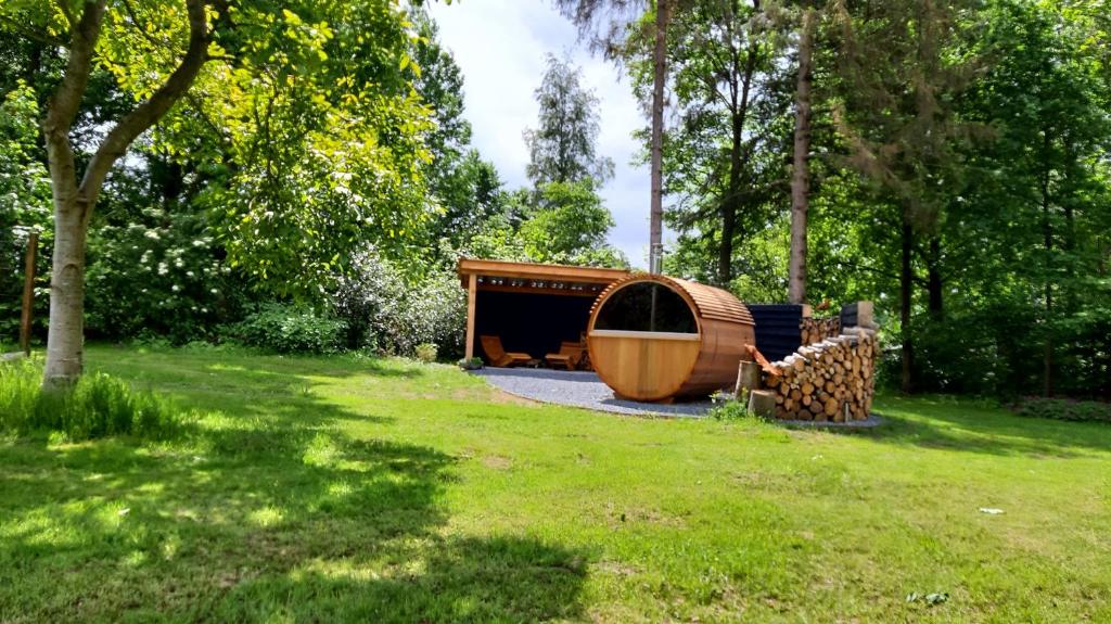 una sauna de madera en un jardín con césped en kievit, en Appelscha