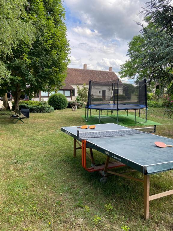 Stolní tenis v ubytování La Charmeraie : gîte de charme, piscine et spa nebo okolí