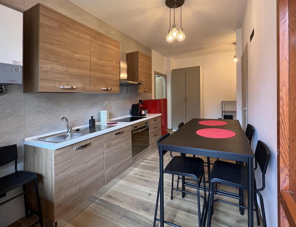 una pequeña cocina con mesa y fregadero en Apartment Marco, en Teramo