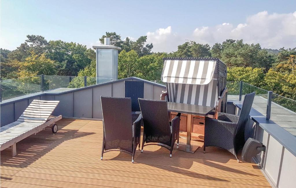 una terraza con sillas, una mesa y un banco en Garden Suite Penthouse en Binz