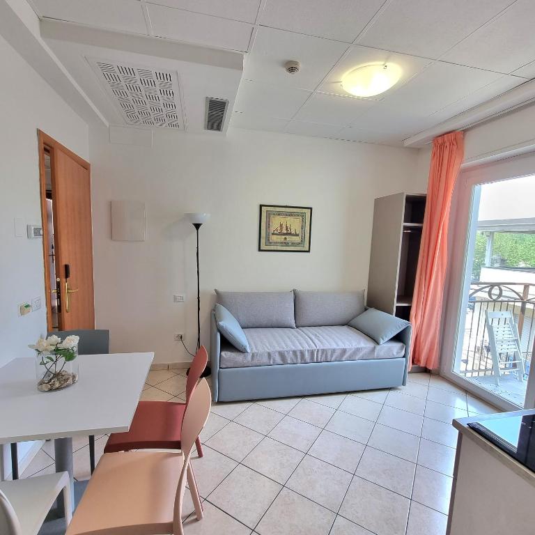 een woonkamer met een bank en een tafel bij Residence Mare in Rimini