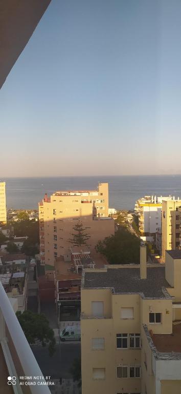 vistas a una ciudad con edificios y al océano en Atalaya de Torremolinos, en Torremolinos