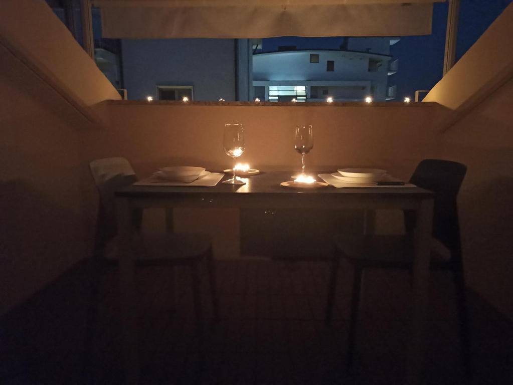 un tavolo con due bicchieri e una candela sopra di stefy bilo fronte mare ad Alba Adriatica