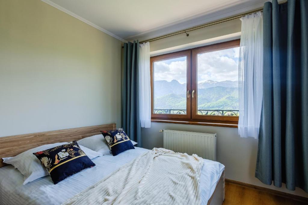 Posteľ alebo postele v izbe v ubytovaní Pokoje i apartament z widokiem na Tatry