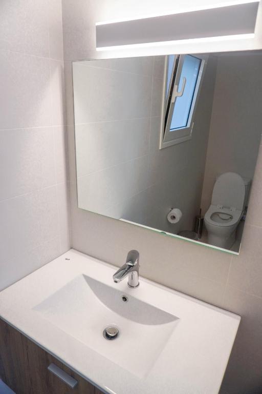 Kúpeľňa v ubytovaní Konstantinos Stylish Brand New Apt in the heart of Athens