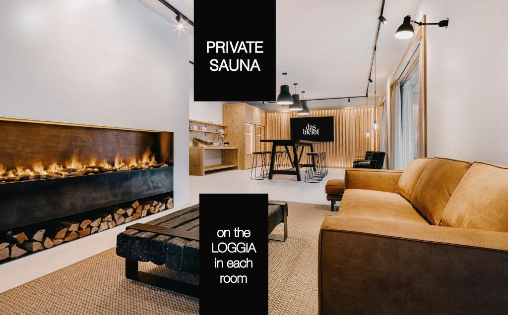 sala de estar con sofá y chimenea en das bleibt Alpine Suites, en Schladming