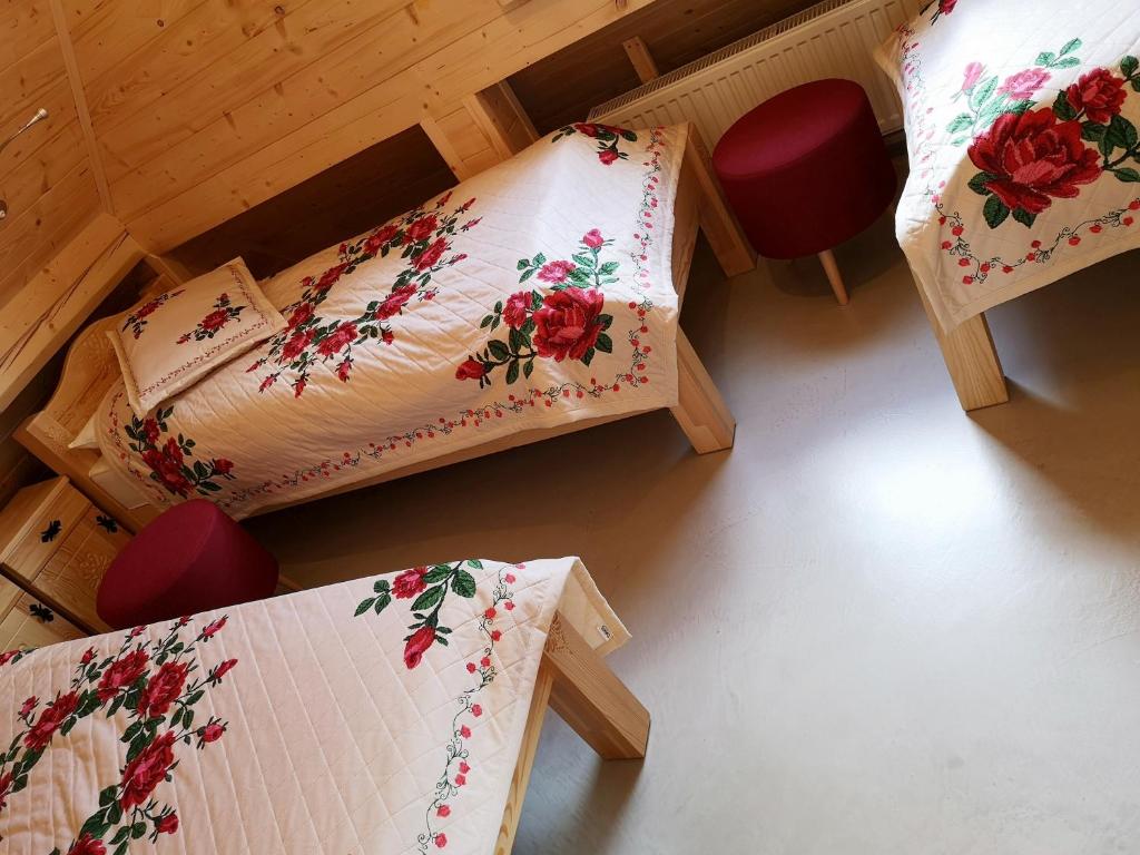 Posteľ alebo postele v izbe v ubytovaní Domki Góralskie Dwa Misie