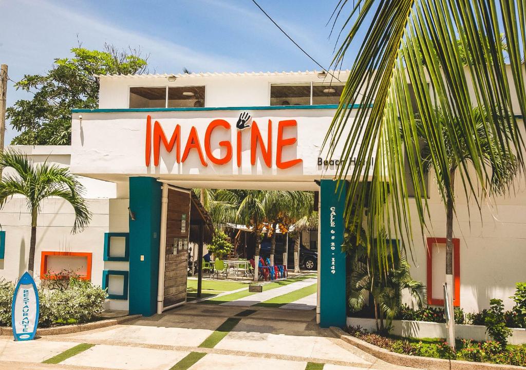 una señal de mongina en el lado de un edificio en Imagine Beach, en Puerto Colombia