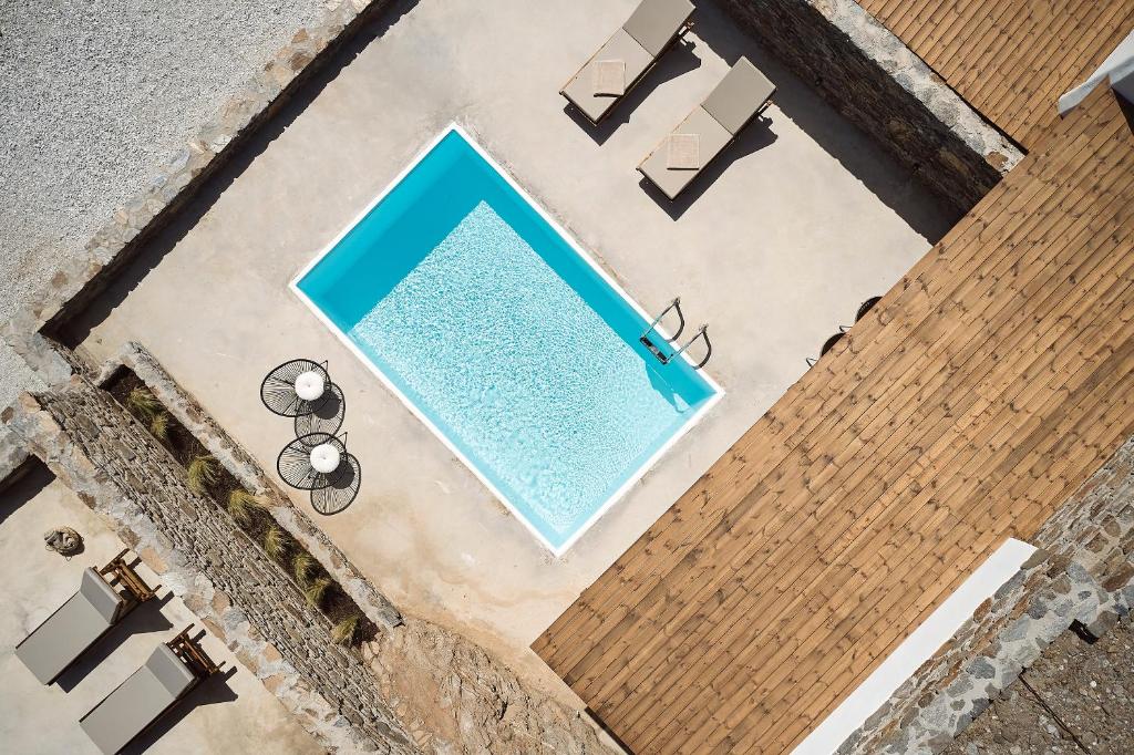 Изглед към басейн в Niva Pool Suites или наблизо
