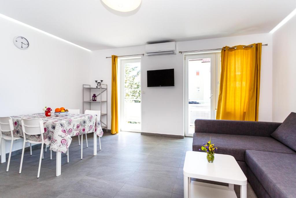 Televízia a/alebo spoločenská miestnosť v ubytovaní Golden Island Apartments