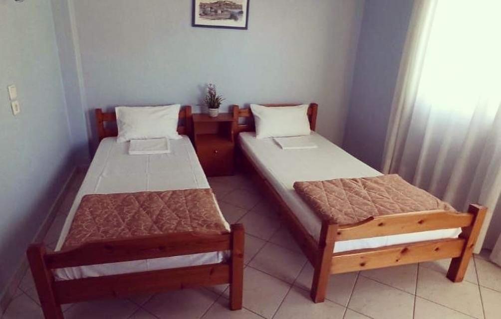 ein Paar Betten in einem Zimmer mit in der Unterkunft ERATO in Leptokaryá