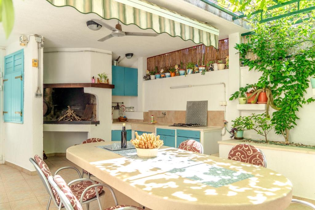 una cocina al aire libre con mesa y sillas en Comfort Apartment Dorin en Makarska