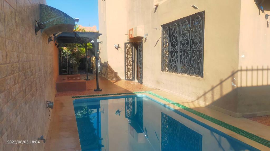una piscina frente a un edificio en Marrakech, en Marrakech