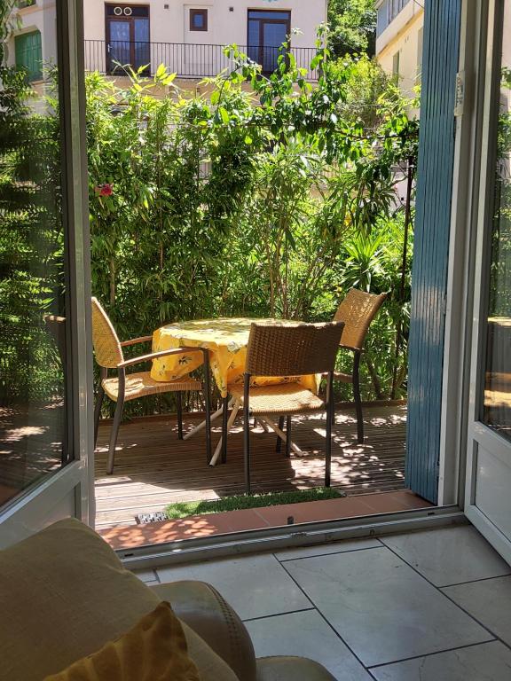 Vonkajšia záhrada v ubytovaní Appart très cosy et confortable à Amélie les Bains