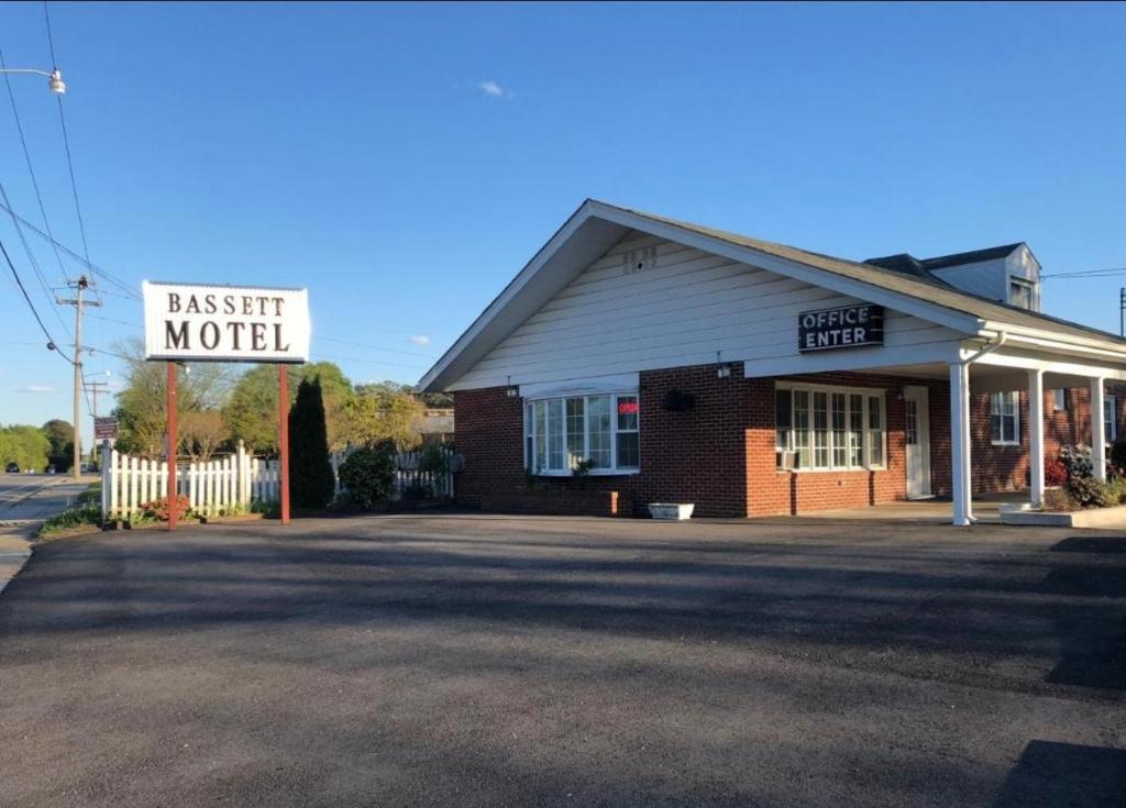 un bâtiment avec un panneau indiquant le motel le plus rapide dans l'établissement Bassett Motel, à Williamsburg