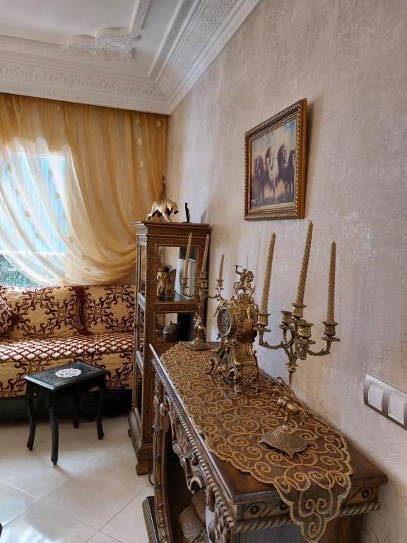 a living room with a table and a couch at Appartement avec terrasse au cœur du centre-ville de Rabat in Rabat