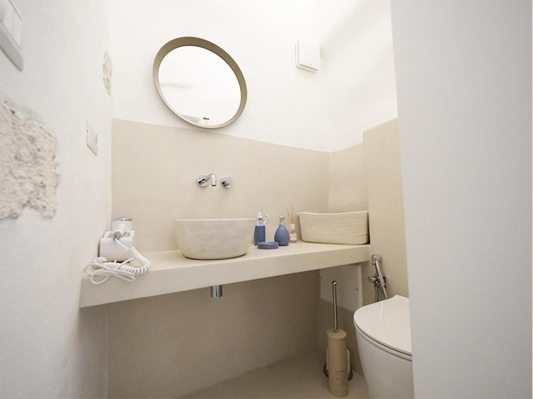 Kúpeľňa v ubytovaní Portadamare, luxury home with mini pool and panoramic terrace