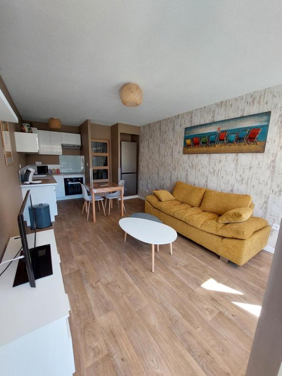 - un salon avec un canapé et une table dans l'établissement 11 le tadorne, à Aigues-Mortes