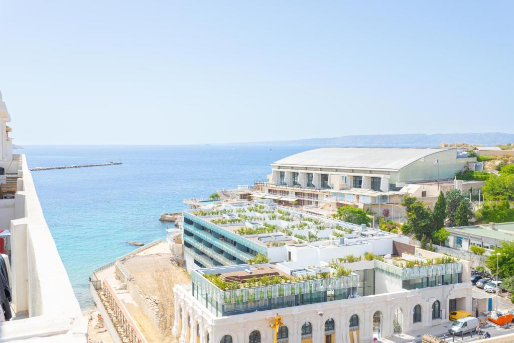 eine Luftaufnahme eines Gebäudes am Meer in der Unterkunft t2 Catalans in Marseille
