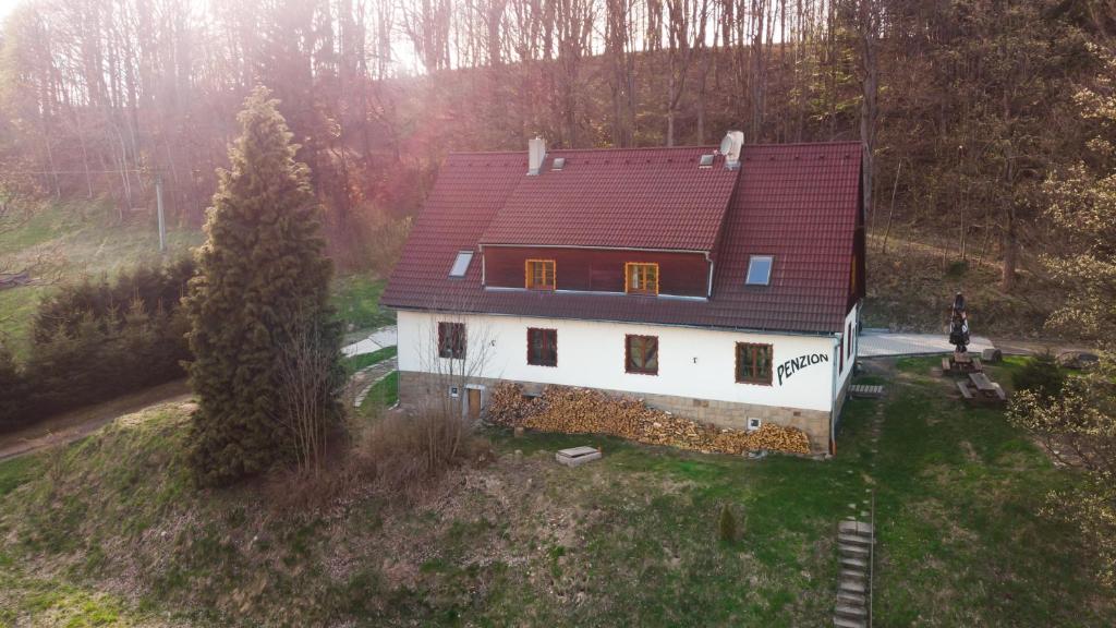 eine Luftansicht eines Hauses mit rotem Dach in der Unterkunft Chalupa Bišík in Teplice nad Metují