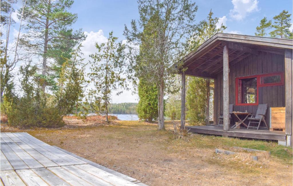 eine kleine Hütte mit einer Terrasse und Seeblick in der Unterkunft 2 Bedroom Beautiful Home In Aurskog in Urskog