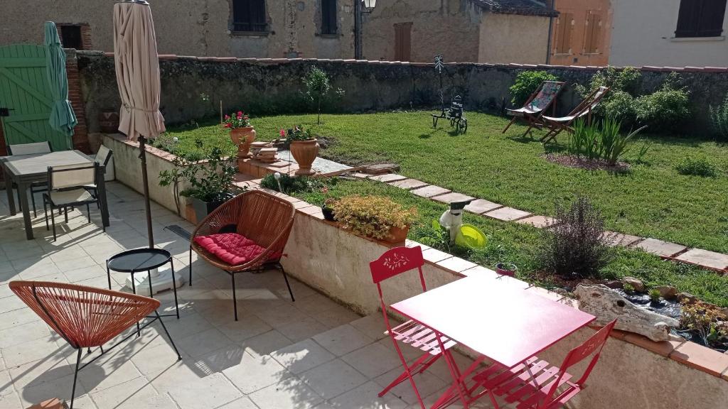 Vonkajšia záhrada v ubytovaní St ybars chez Annick et Alain