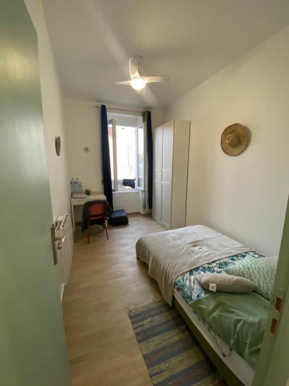 a bedroom with a bed and a desk in it at Charmant F4 proche de la gare Saint Charles in Marseille
