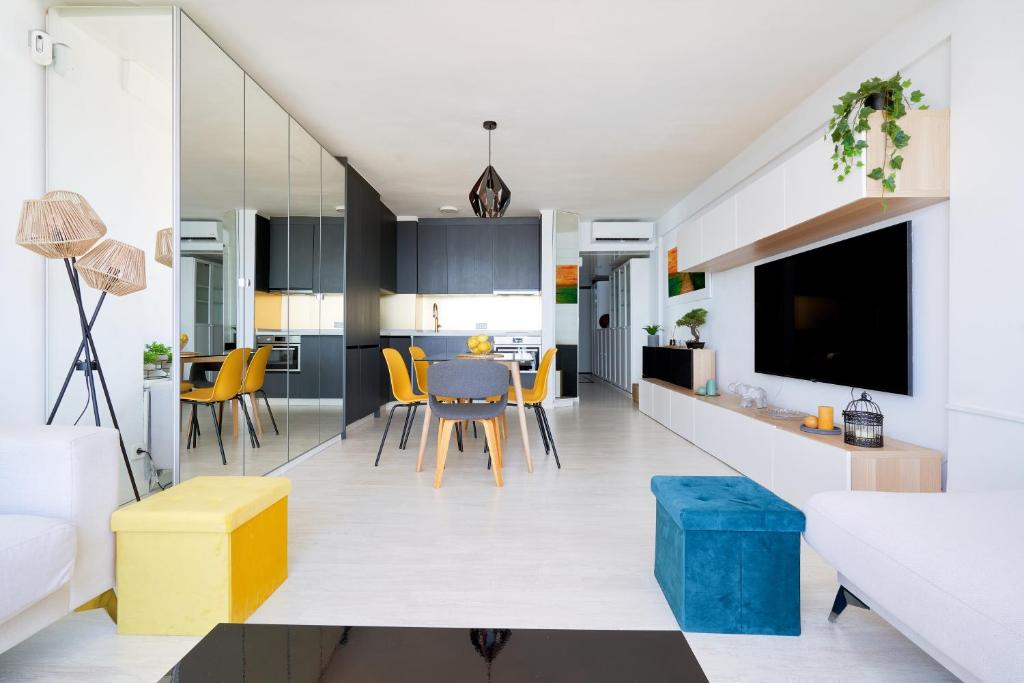 Televízia a/alebo spoločenská miestnosť v ubytovaní Luxy Beach Apartment