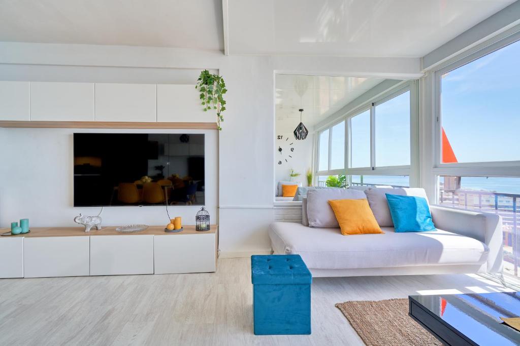 Televízia a/alebo spoločenská miestnosť v ubytovaní Luxy Beach Apartment