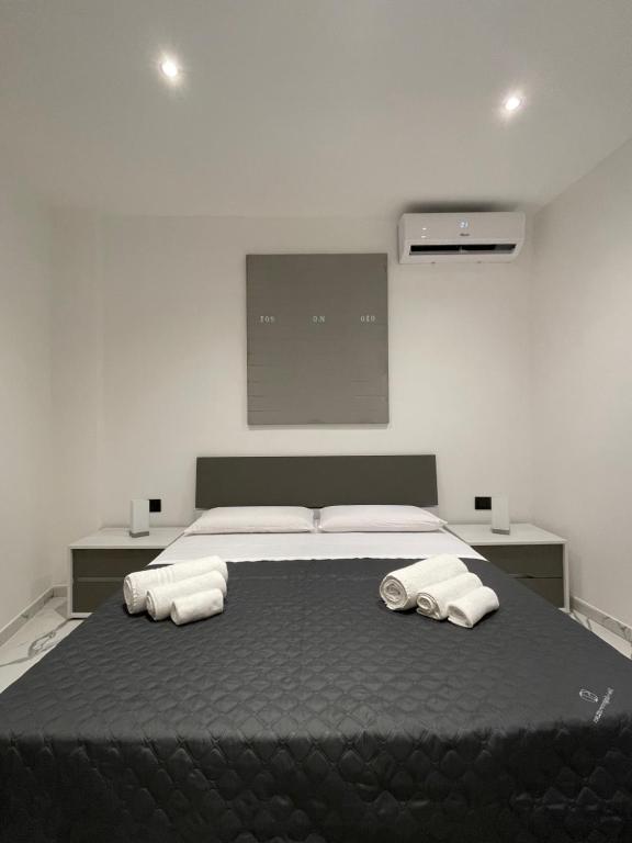 una camera da letto con un grande letto con due cuscini di Casa vacanze donna Pina a Palermo