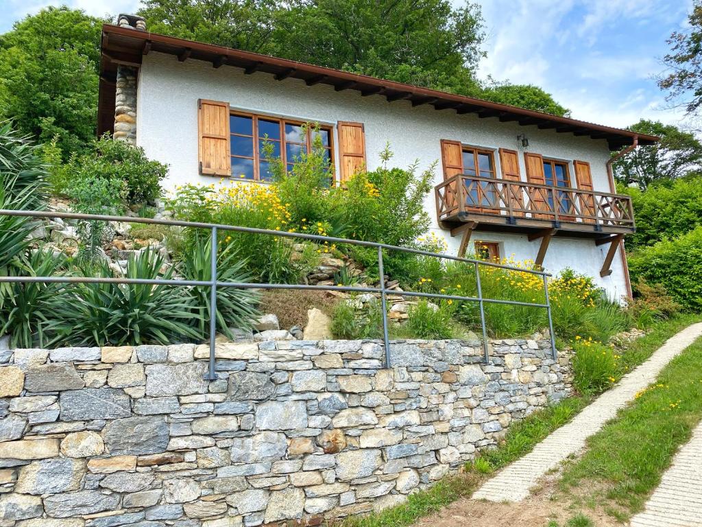 una casa en una colina con una pared de piedra en LeonardosHome RockStairs, en Trarego