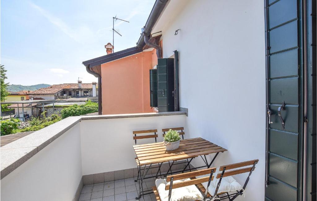 Un pequeño balcón con 2 sillas y una mesa. en Amazing Home In Montemerlo With 2 Bedrooms, en Villa Marin