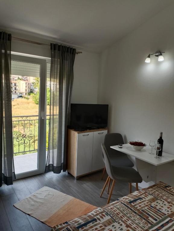 Televízia a/alebo spoločenská miestnosť v ubytovaní Apartman Freja II
