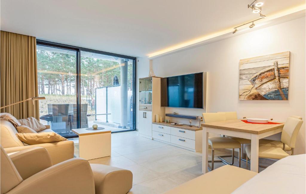 een woonkamer met een tafel en een eetkamer bij Prora Solitaire Panorama 03 in Binz