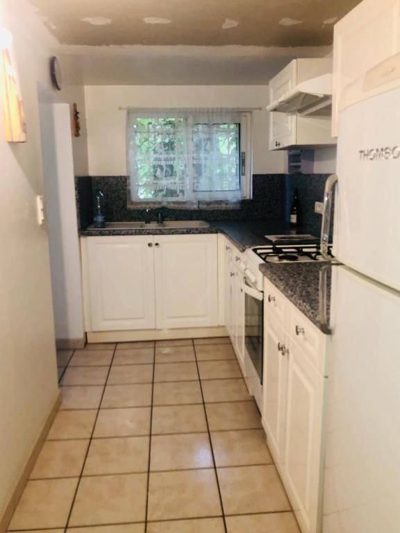 Kuchyňa alebo kuchynka v ubytovaní Appartement en rdc à argeles sur mer