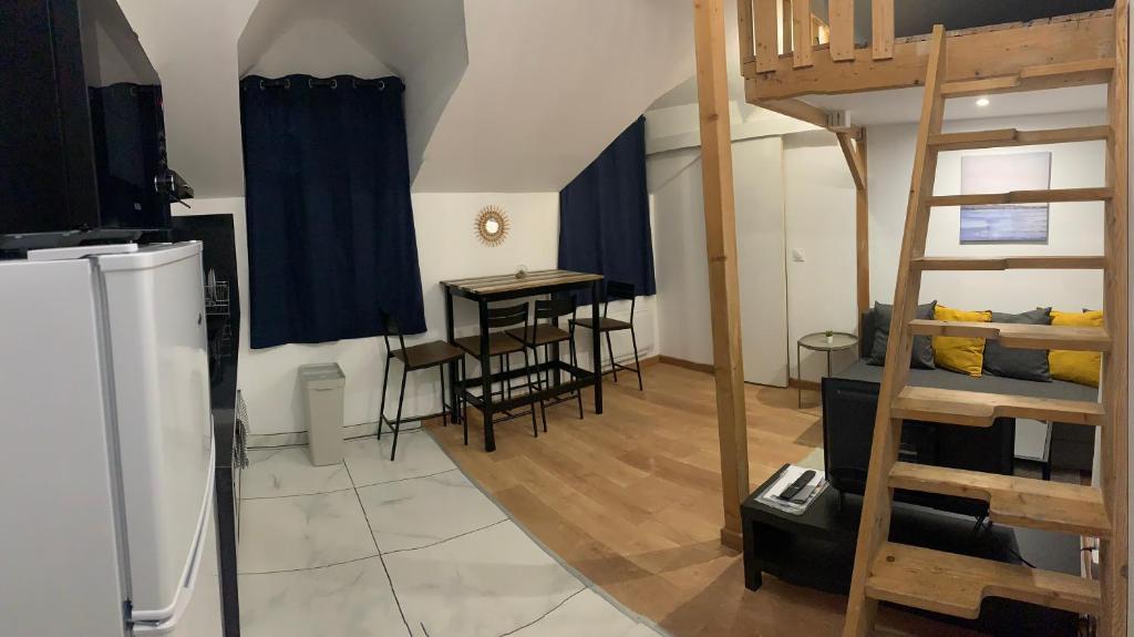 Appartement - Proche CDG - Paris & Stade de France في أوبارفيلييه: غرفة معيشة مع سرير بطابقين ومطبخ