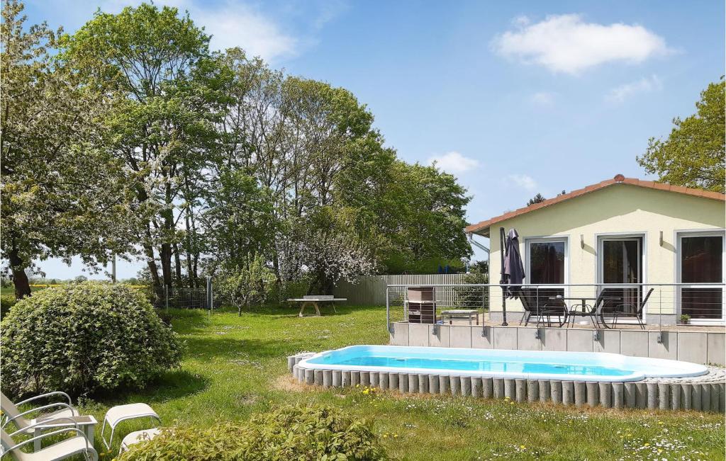 Swimming pool sa o malapit sa Stunning Home In Behrenhoff-neu Dargel, With Outdoor Swimming Pool