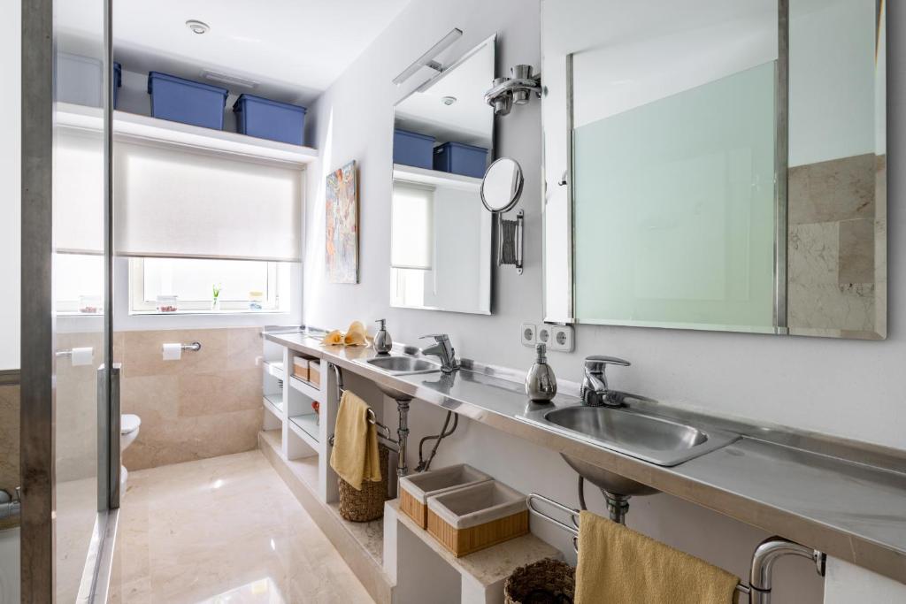 a bathroom with two sinks and a mirror at Exclusive Seafront Villa,Private Pool,Gym,BBQ in El Toro