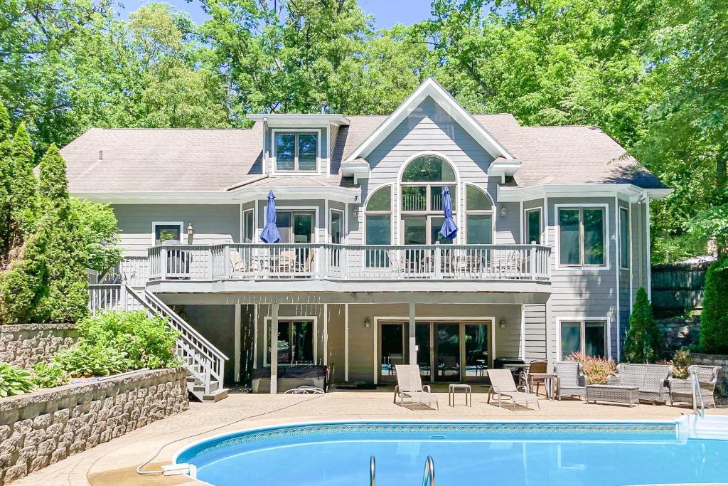 une maison avec une piscine en face de celle-ci dans l'établissement Creekside Retreat, à New Buffalo