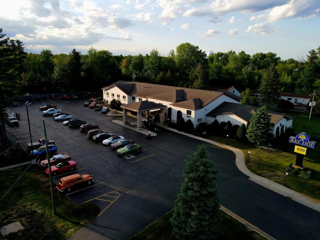 an overhead view of a parking lot in front of a building at Bay Inn in Tawas City
