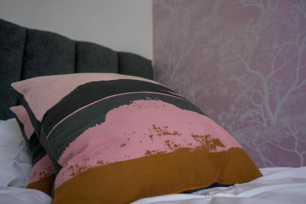 Postel nebo postele na pokoji v ubytování 3 BED new build home with FREE parking BHX NEC HS2 CONTRACTORS FAMILIES