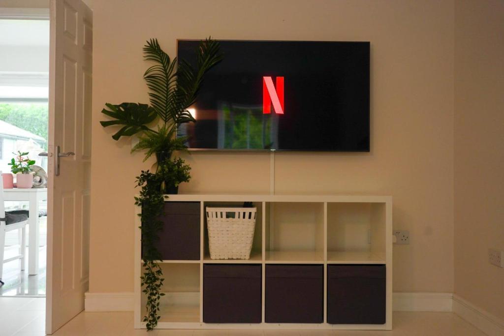 TV a/nebo společenská místnost v ubytování 3 BED new build home with FREE parking BHX NEC HS2 CONTRACTORS FAMILIES