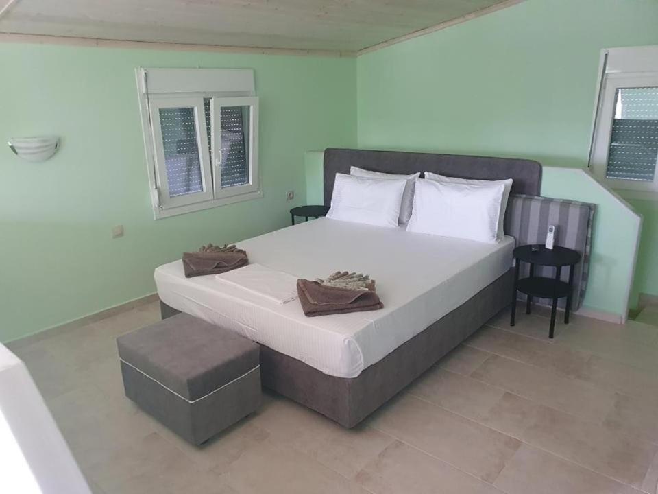 Postel nebo postele na pokoji v ubytování Makis Nest Apart-Hotel