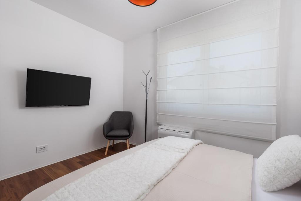 Televízia a/alebo spoločenská miestnosť v ubytovaní Apartment Stella - heated rooftop swimming pool