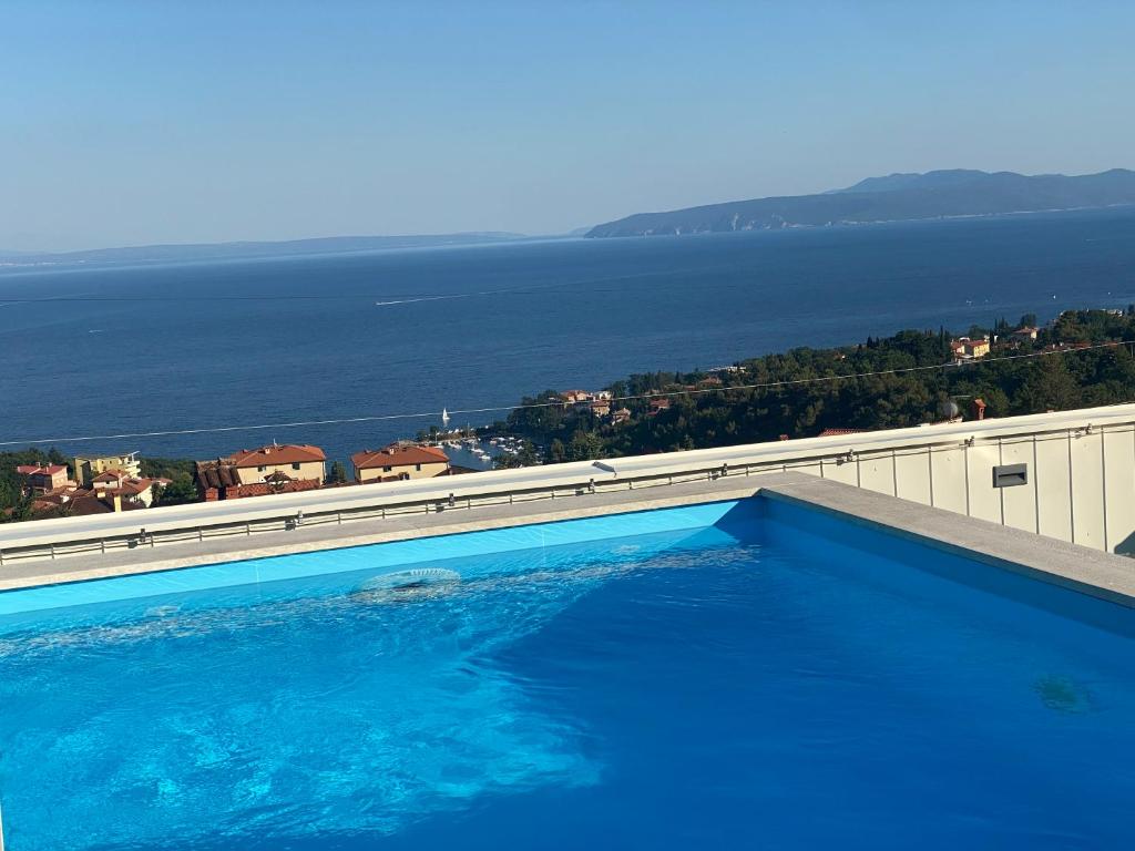 Bazén v ubytovaní Apartment Stella - heated rooftop swimming pool alebo v jeho blízkosti