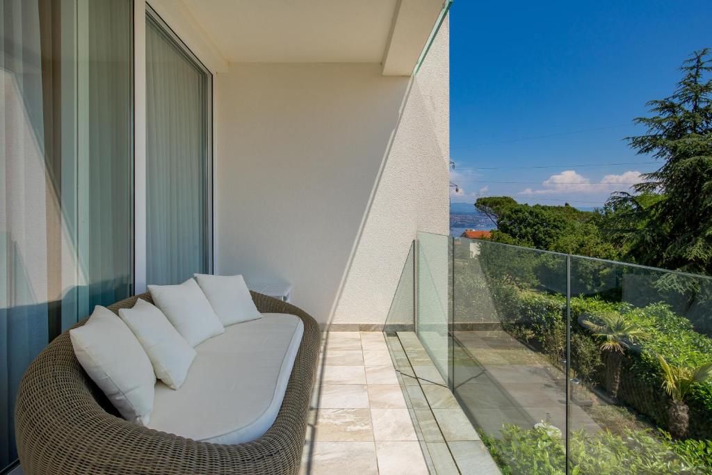 Posedenie v ubytovaní Apartment Stella - heated rooftop swimming pool