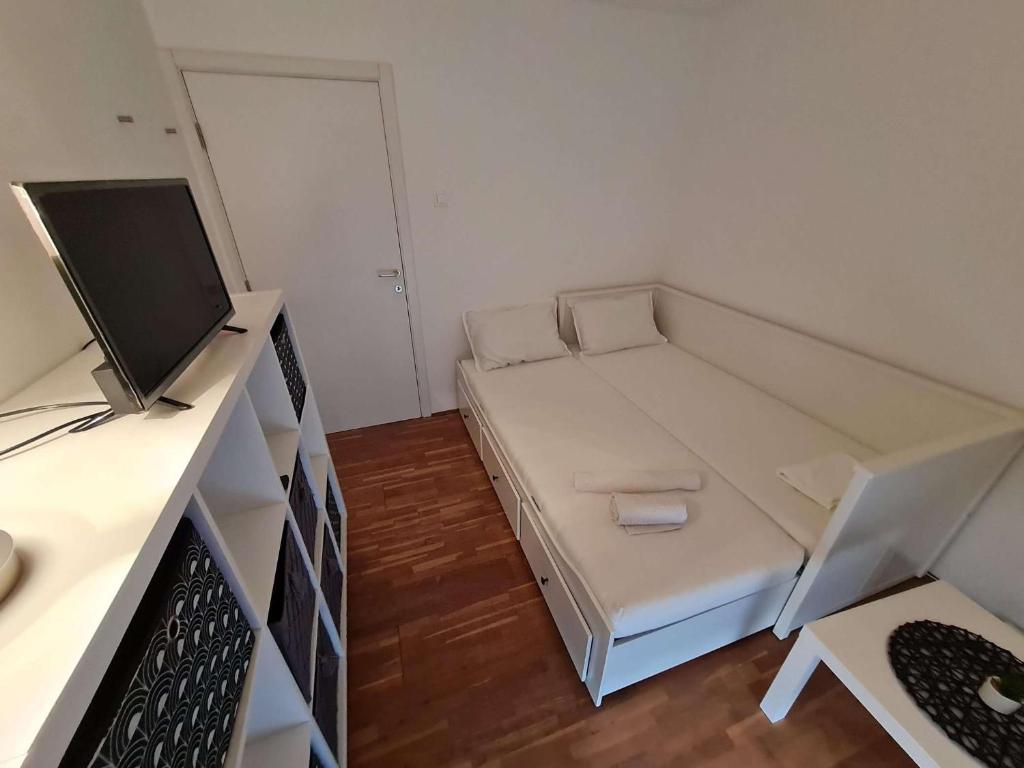 Televízia a/alebo spoločenská miestnosť v ubytovaní Apartmani Lovre i Zara