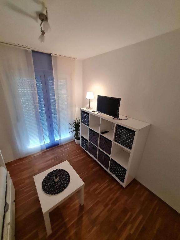 Televízia a/alebo spoločenská miestnosť v ubytovaní Apartmani Lovre i Zara