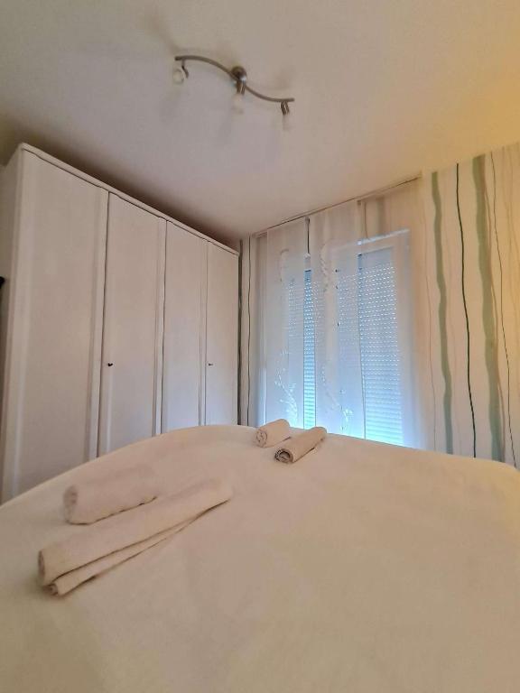 Posteľ alebo postele v izbe v ubytovaní Apartmani Lovre i Zara