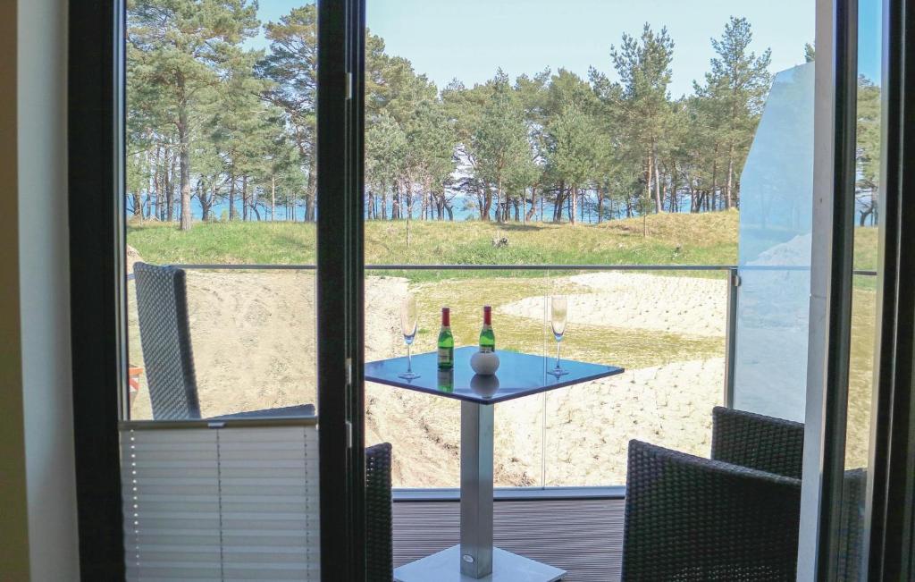 una mesa con dos botellas y vasos en una ventana en Junior, en Binz